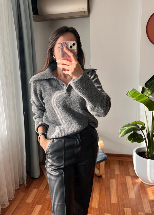 FÜME DÜĞMELİ YAKA DETAYLI KAZAK