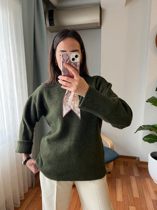 FULAR DETAYLI HAKİ KAZAK