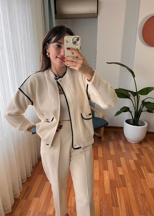 KREM SİYAH CEPLİ FERMUARLI HIRKA